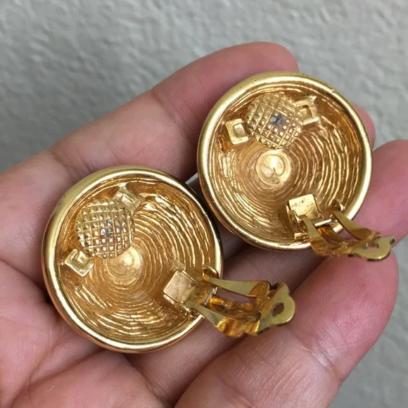 🖤St.John Vtg gold & black enamel clip earrings